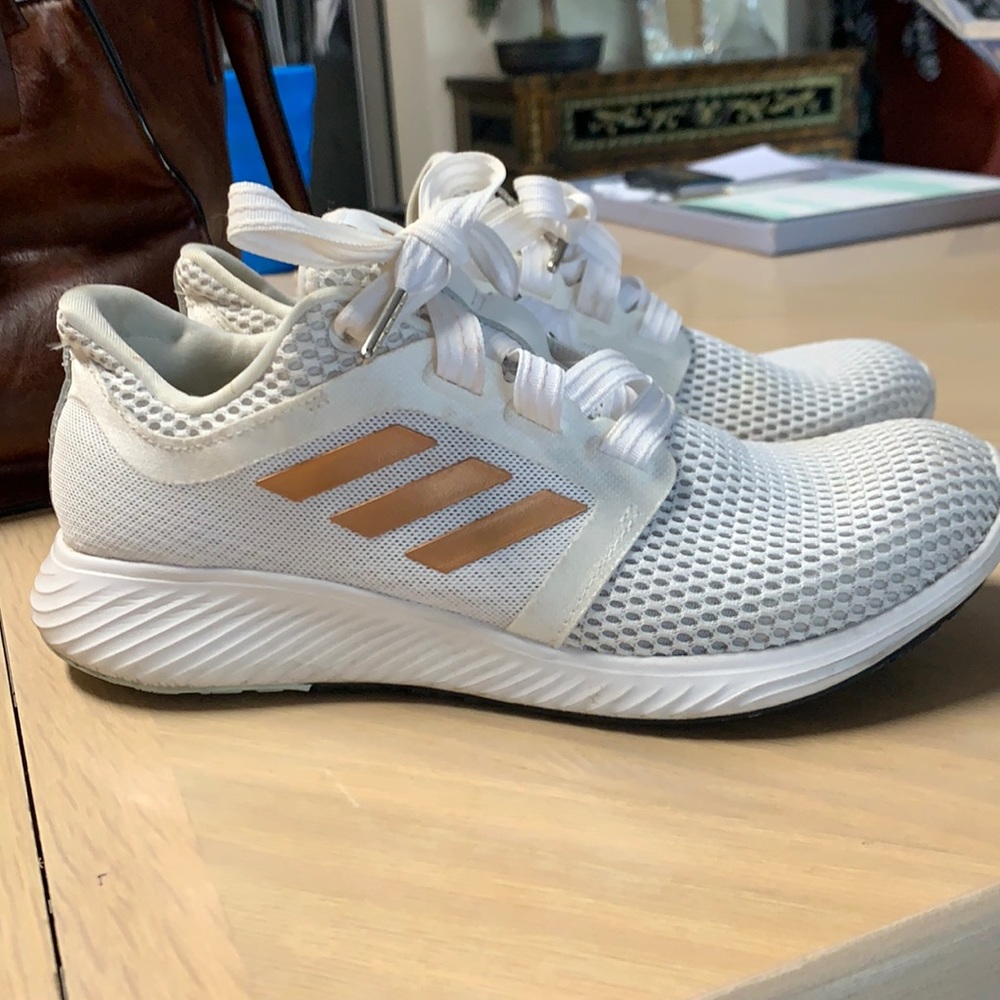 Tennis shoes